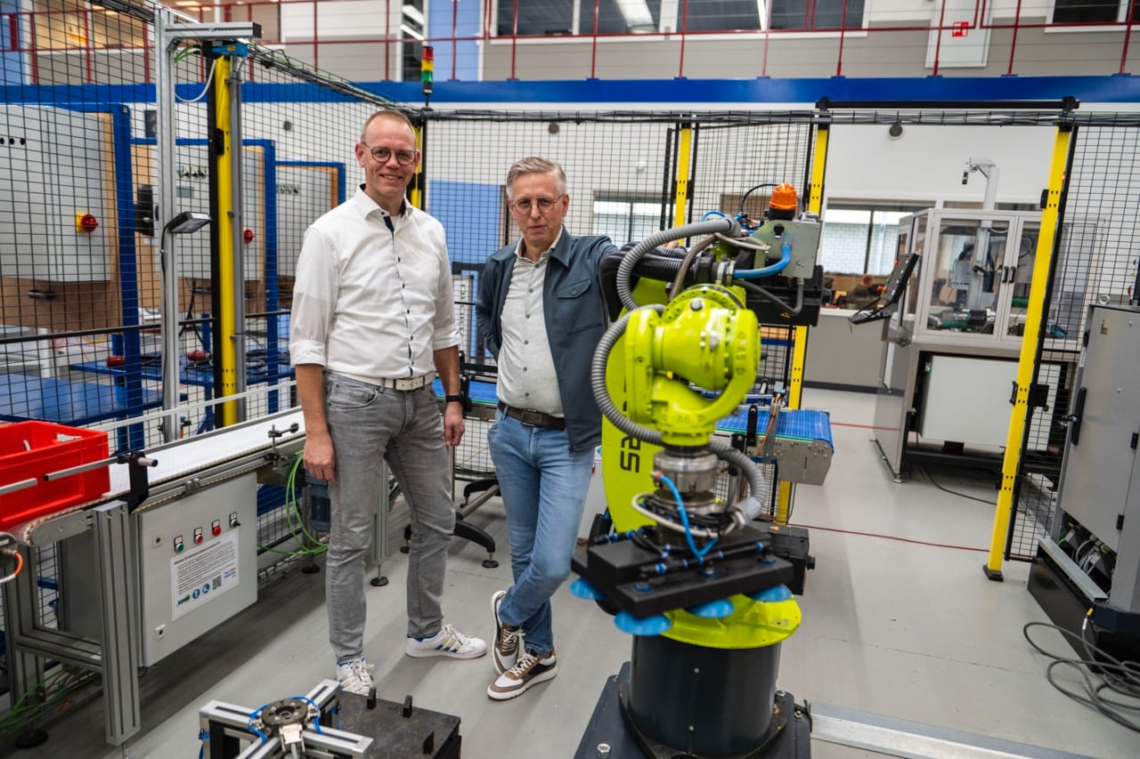 RIJSSEN - REMOLaurens Ardesch praktijkopleider mechatronica Arnold Hilberink Manager Onderwijsontwikkeling AUPING - Tonnie Rozenkamp productiemanager matrassen Lenneke Lingmont -  Links Arnold Hilberink, Manger onderwijsontwikkeling REMO. Rechts Tonnie Rozenkamp, Productiemanager matras Auping