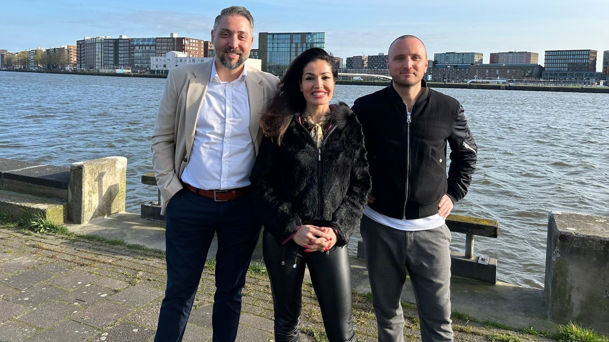 De Iraans-Nederlandse ondernemers Jasmine van der Weele-Azadbari en Emran Pourmanaf met Grenzeloos Ondernemen-presentator Folkert Tempelman (rechts). De Iraans-Nederlandse ondernemers Jasmine van der Weele-Azadbari en Emran Pourmanaf met Grenzeloos Ondernemen-presentator Folkert Tempelman (rechts).