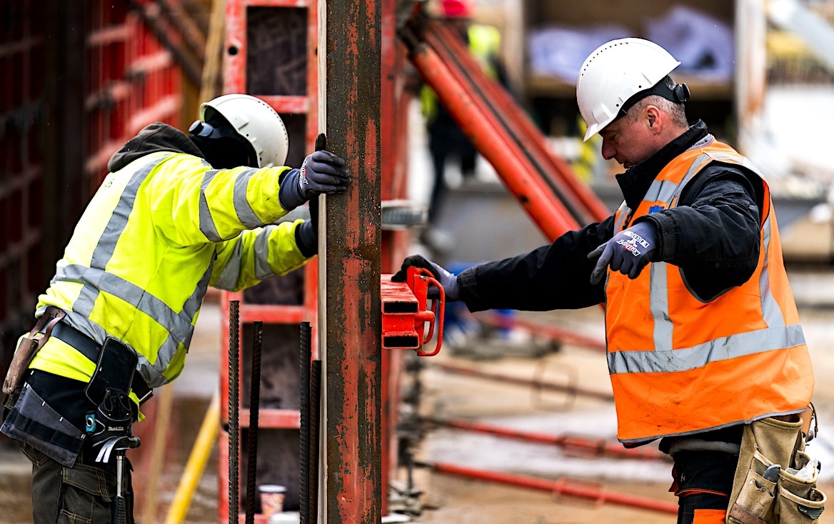 Bedrijven profiteren van illegale arbeiders en nemen boetes voor lief. Bedrijven profiteren van illegale arbeiders en nemen boetes voor lief | Beeld: ANP