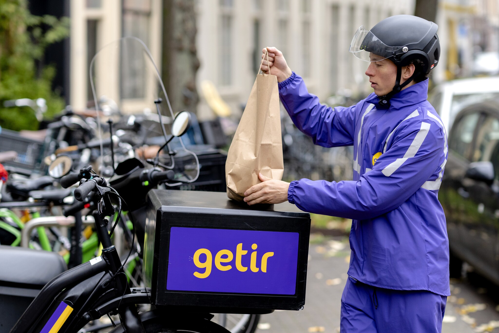 Een koerier van boodschappenbezorgdienst Getir tijdens een bezorging in Den Haag. ANP