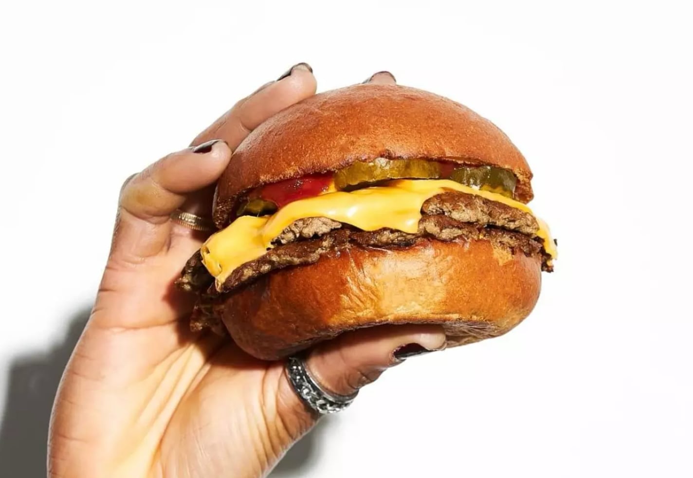 Extra crispy en juicy burger. eigen beeld