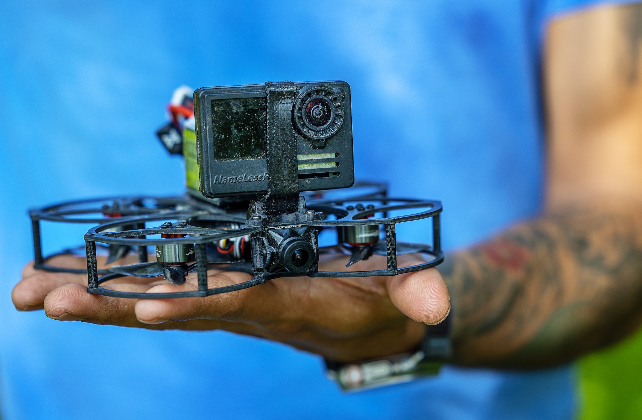 Met zelfgemaakte apparaatjes haalt Dutch Drone Gods snelheden van honderden kilometers per uur. Angeliek de Jonge