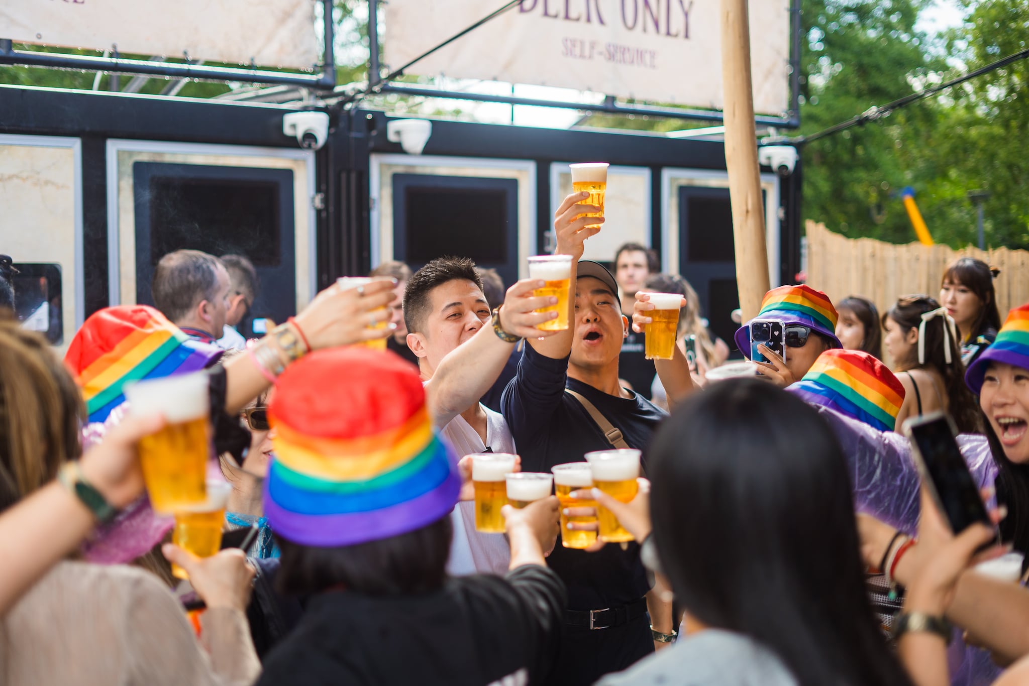 Biertjes op Tomorrowland. ToetaV Productions