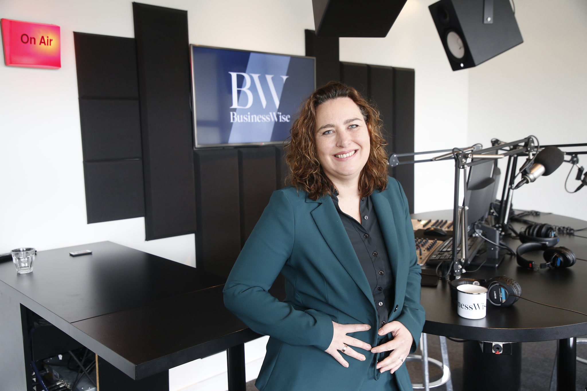 Marieke Dam van Yoda HR &amp; Recruitment in de studio van De Ondernemer-zustertitel Businesswise voor de podcast Rethinking Work. DO
