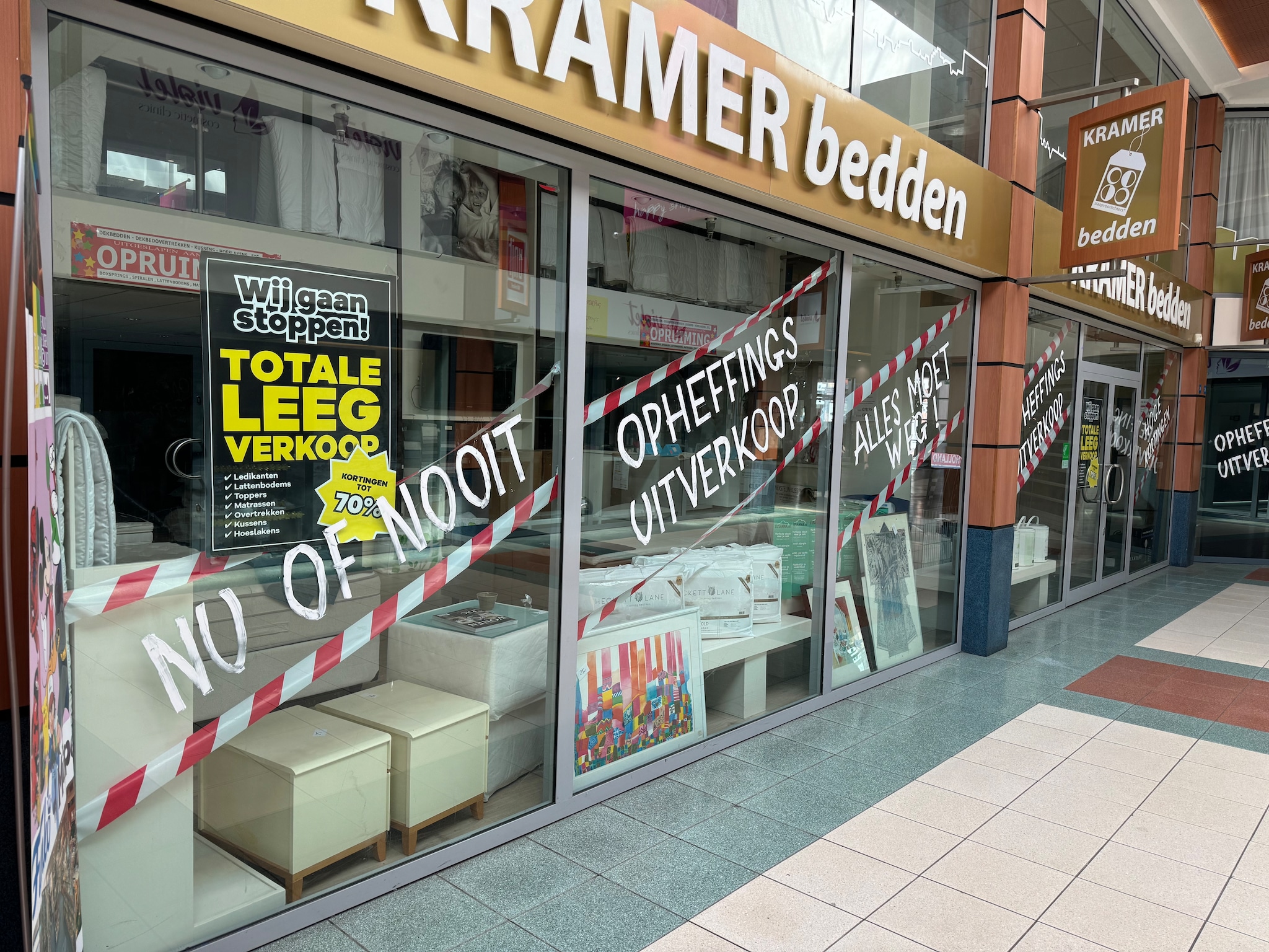 Opheffingsuitverkoop van Kramer bedden in de Molenpoortpassage in Nijmegen. Foto: De Ondernemer. Opheffingsuitverkoop van Kramer bedden in de Molenpoortpassage in Nijmegen. Foto: De Ondernemer.