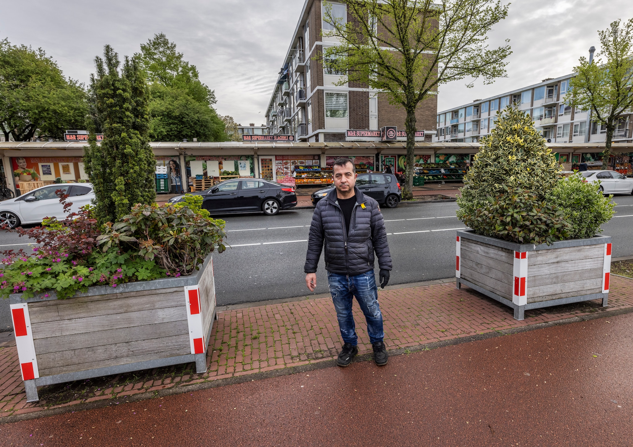 De gemeente heeft grote bloembakken geplaatst tegenover de supermarkt. Daar kan dus niet meer worden geparkeerd. Baris heeft te horen gekregen dat hij maar midden op de weg moet laden en lossen, maar dat vindt hij te gevaarlijk. Frank Jansen