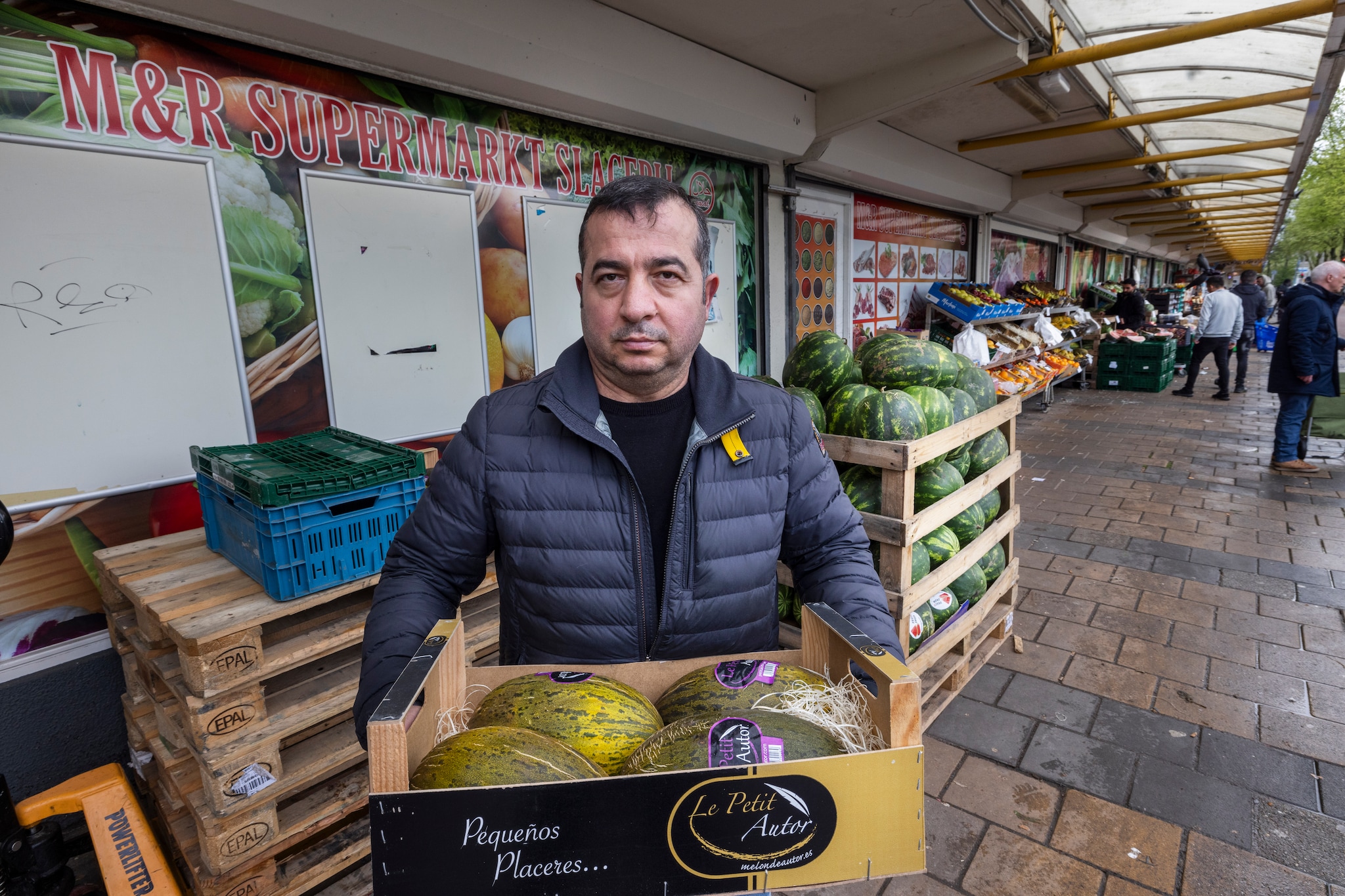 Eigenaar Ilhan Baris van M&amp;R supermarkt weet niet wat hij moet doen. Hij zegt alleen te kunnen laden en te lossen voor de deur. Maar dan krijgt hij telkens een boete. Frank Jansen