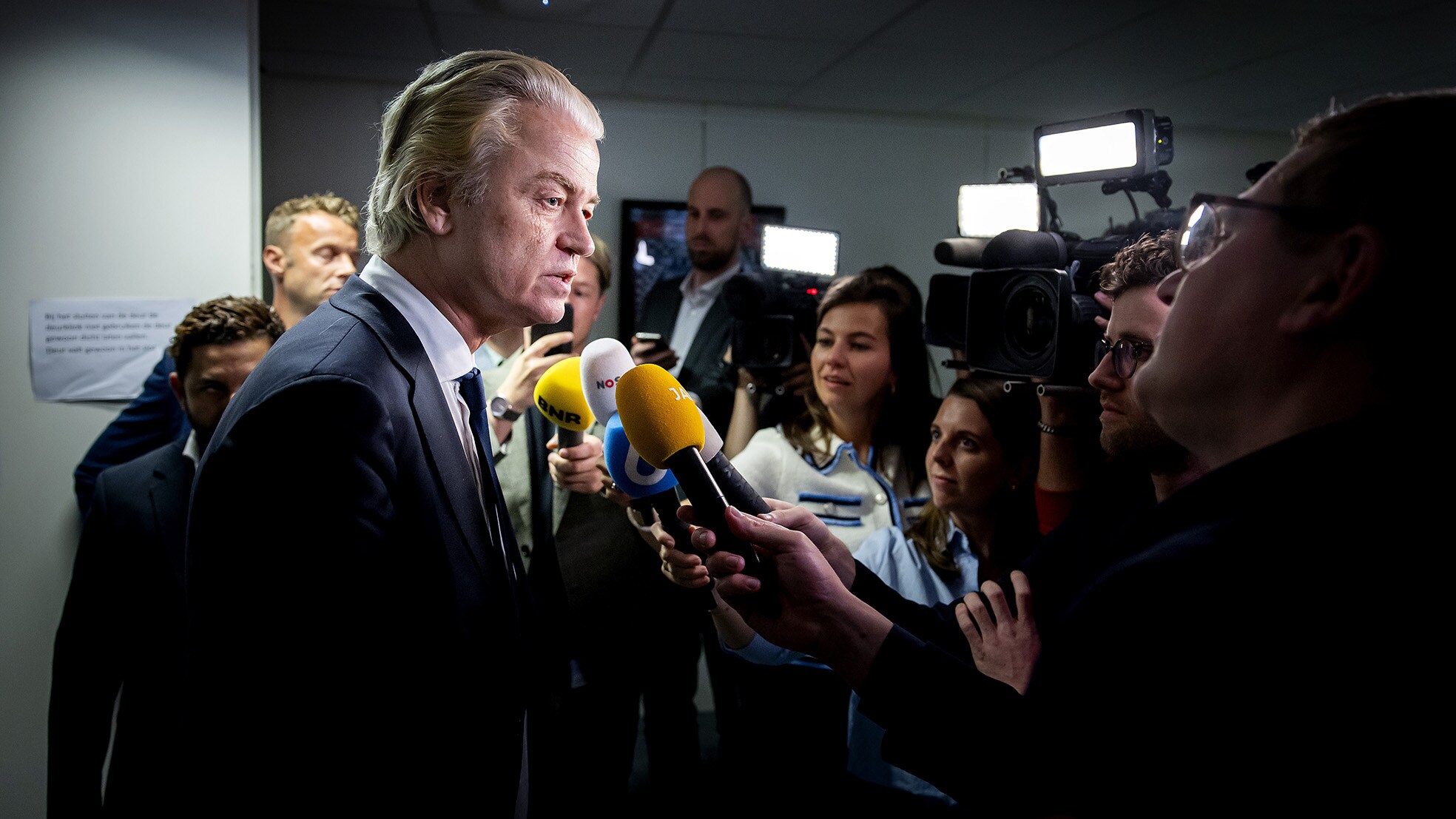 PVV-leider Geert Wilders nadat zijn fractie instemde met het hoofdlijnenakkoord. PVV-leider Geert Wilders nadat zijn fractie instemde met het hoofdlijnenakkoord.