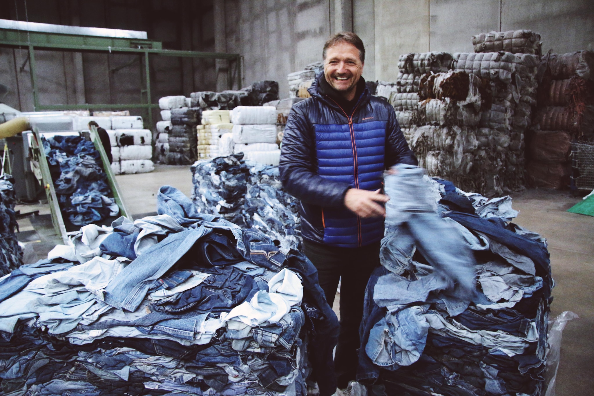 Bert van Son in de recyclefabriek Bert van Son in de recyclefabriek Foto: MUD Jeans