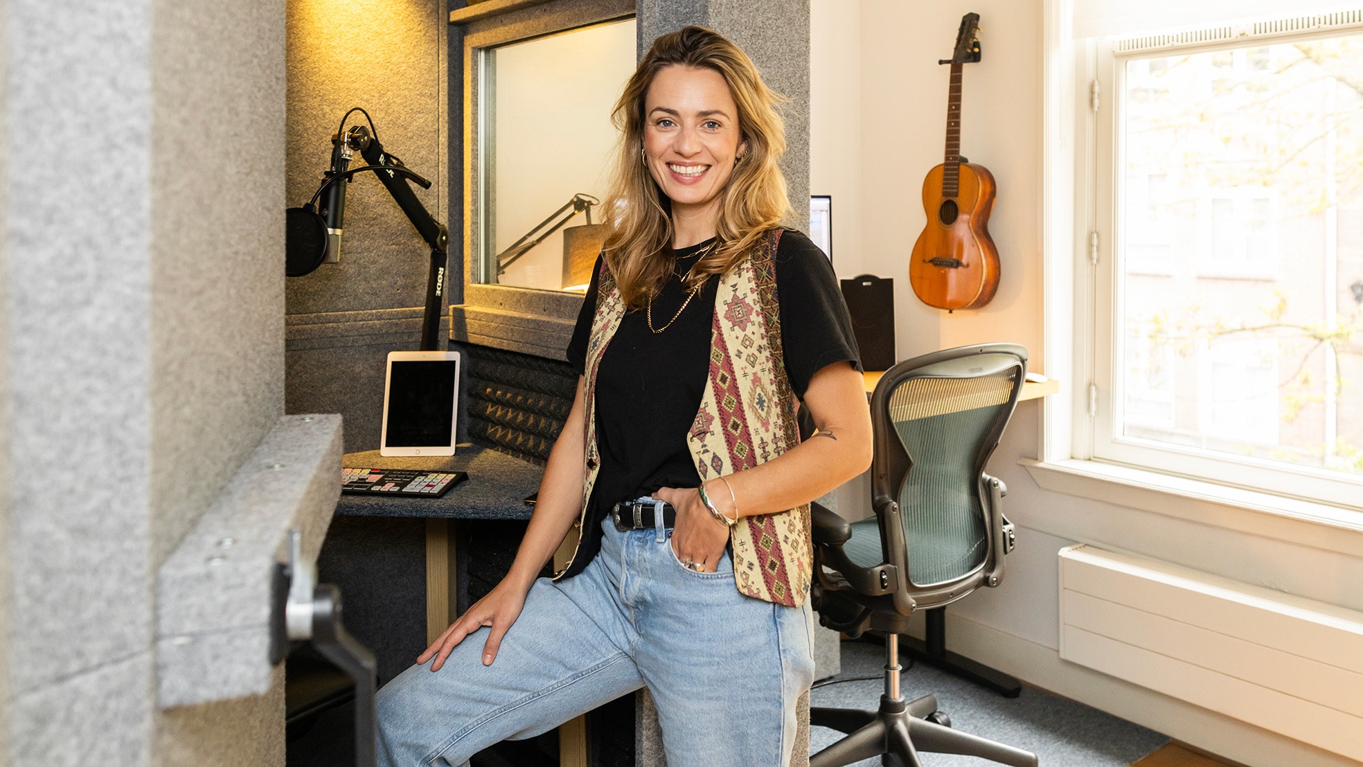 Deborah de Groot in haar audiostudio. Foto: Eva Plevier Deborah de Groot in haar audiostudio. Foto: Eva Plevier