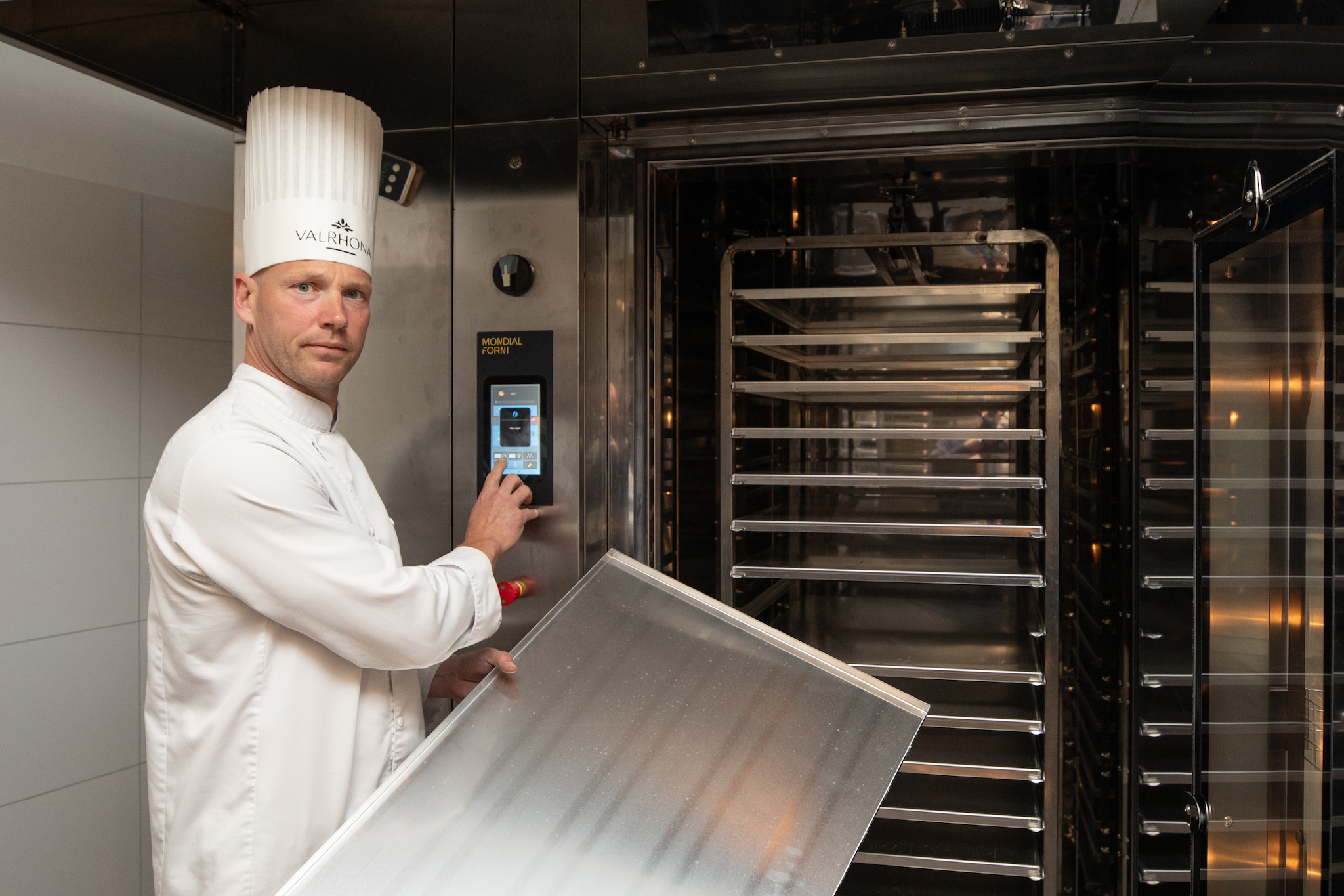 Patissier Marco Nijtmans uit Amersfoort baalt: hij wacht al een halfjaar op genoeg stroom voor zijn nieuwe oven. Foto: Caspar Huurdeman Patissier Marco Nijtmans uit Amersfoort baalt: hij wacht al een halfjaar op genoeg stroom voor zijn nieuwe oven. Foto: Caspar Huurdeman