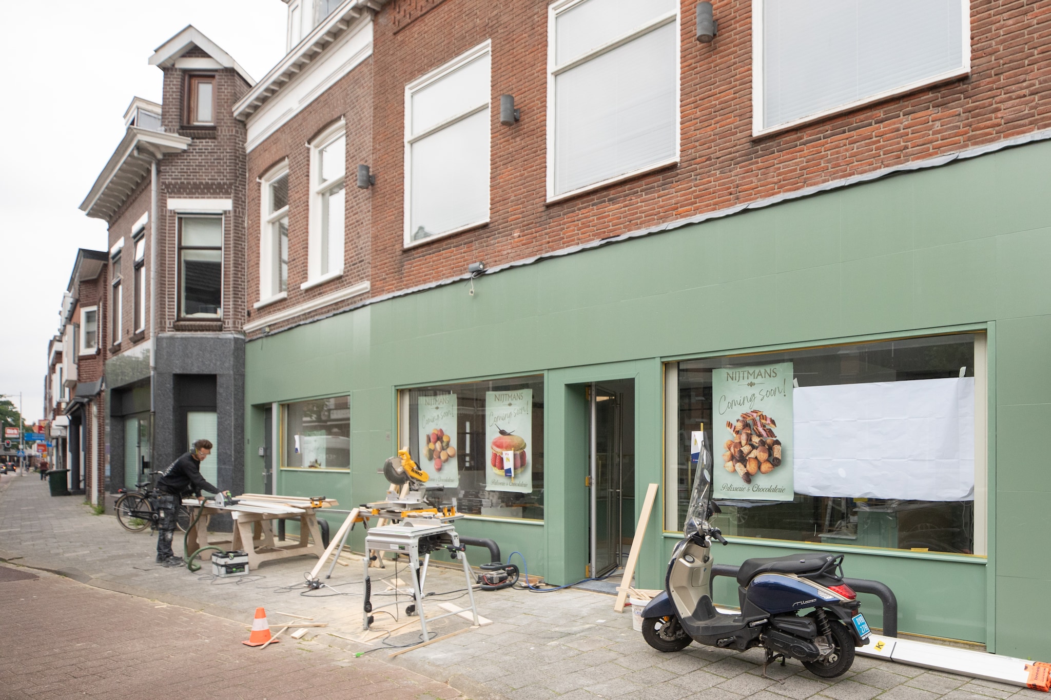 Patisserie Nijtmans is verhuisd naar een nieuw pand aan de Arnhemseweg in Amersfoort. De zaak moet snel opengaan. Foto: Caspar Huurdeman Patisserie Nijtmans is verhuisd naar een nieuw pand aan de Arnhemseweg in Amersfoort. De zaak moet snel opengaan. Foto: Caspar Huurdeman