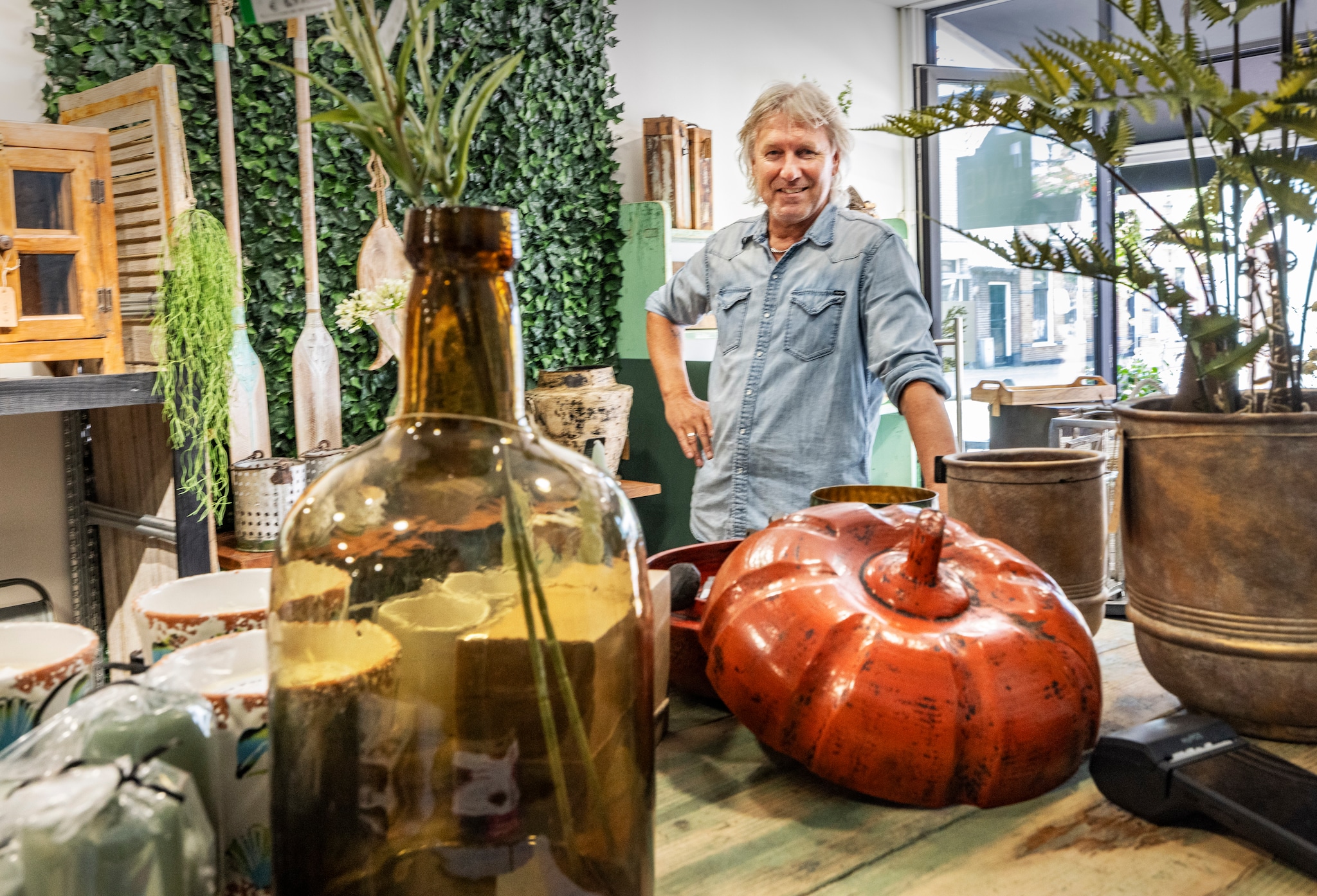 Edwin Zethof in zijn woon- en accessoirewinkel Ambiance et Plus. Frank Jansen