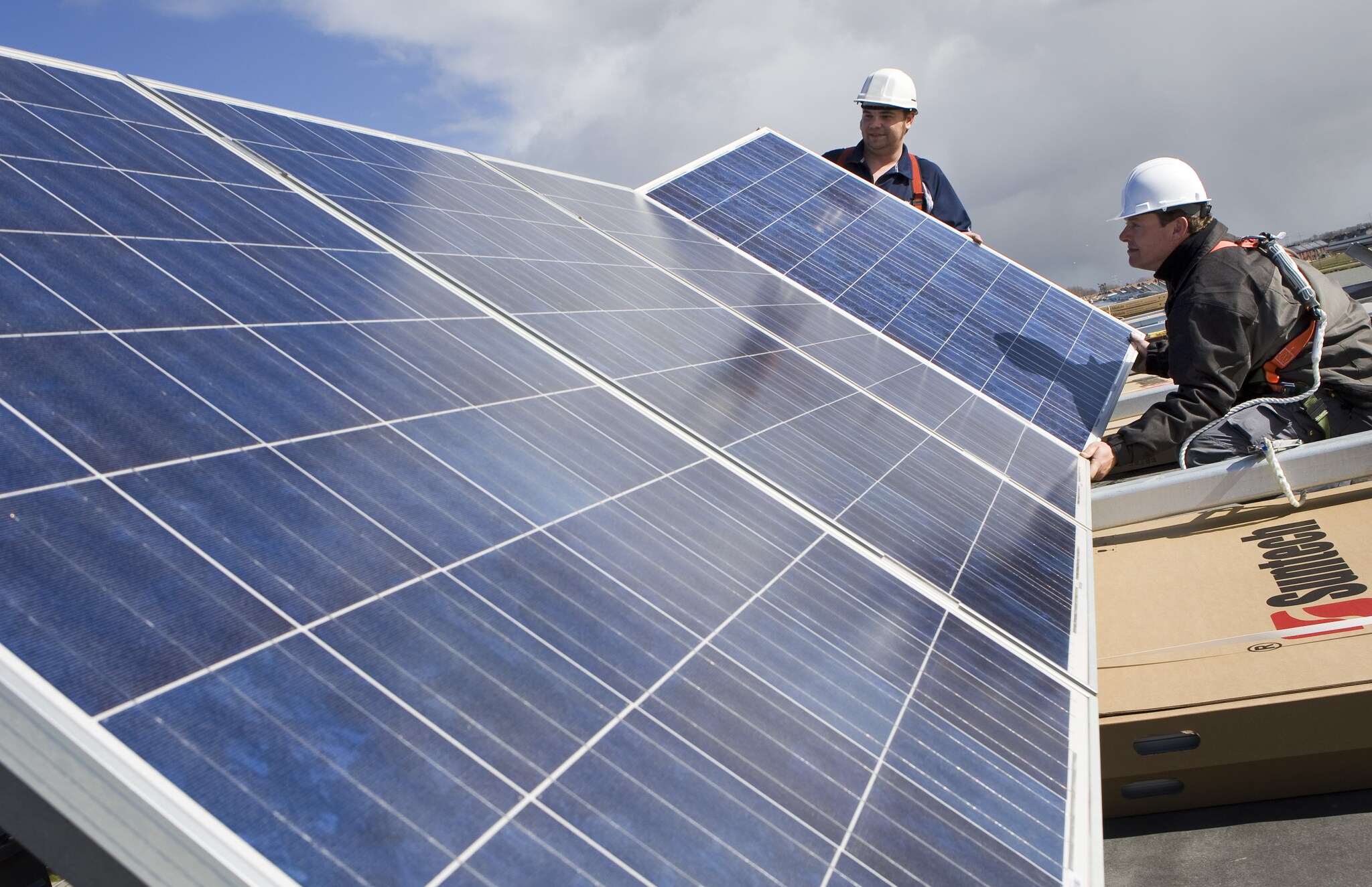 Installateurs leggen zonnepanelen. Foto: ANP Installateurs leggen zonnepanelen. Foto: ANP