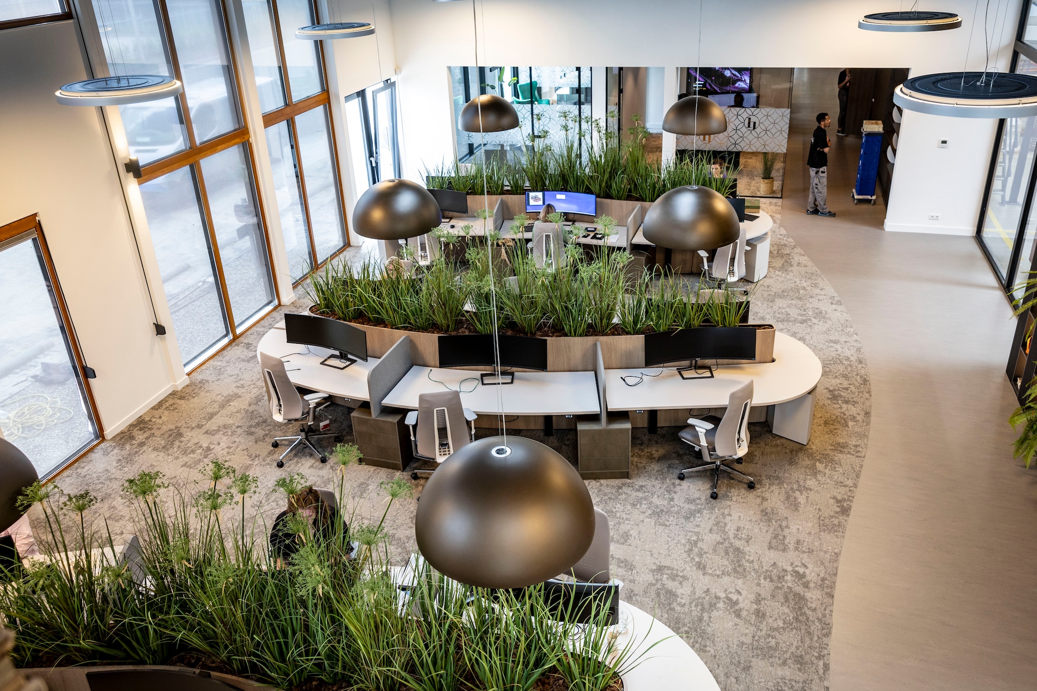 Een van de nieuwe kantoren. Bureau's staan in de vorm van een schoen. Robin Hilberink