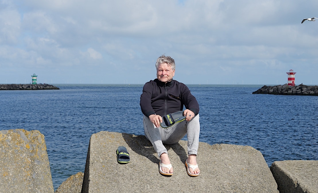 Dick Wijsman kreeg Nederland (én Europa) aan de Crocs, UGGs en Teva’s, nu wil hij 'vliegen' met herstelslippers VELOUS Dick Wijsman kreeg Nederland (én Europa) aan de Crocs, UGGs en Teva’s, nu wil hij 'vliegen' met herstelslippers VELOUS | Foto: VELOUS