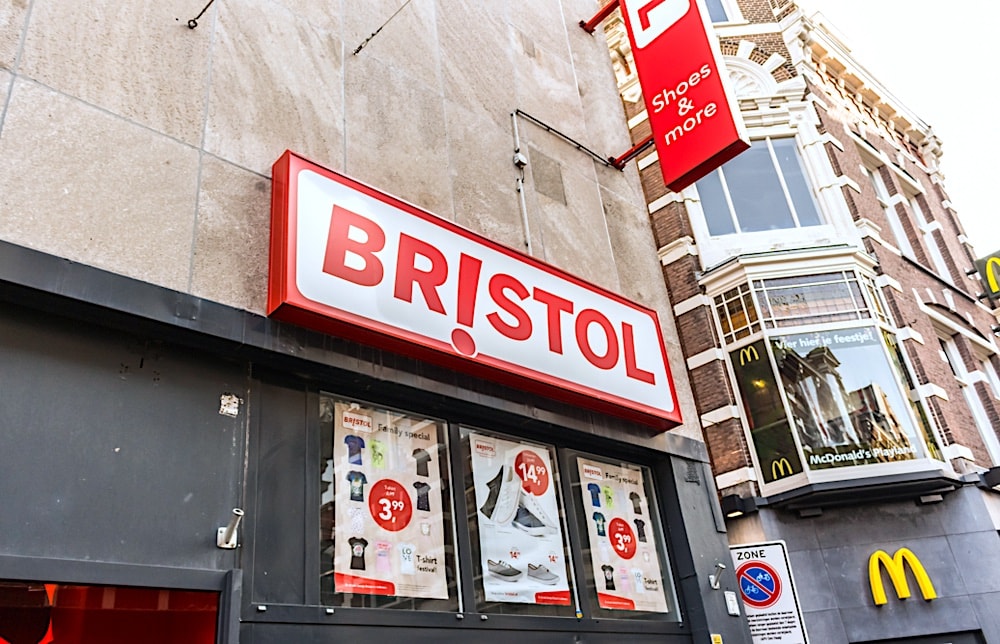 Met een mega uitverkoop wil modeketen Bristol geld binnenhalen en medewerkers voorlopig aan het werk houden. Met een mega uitverkoop wil modeketen Bristol geld binnenhalen en medewerkers voorlopig aan het werk houden | Beeld: Shutterstock