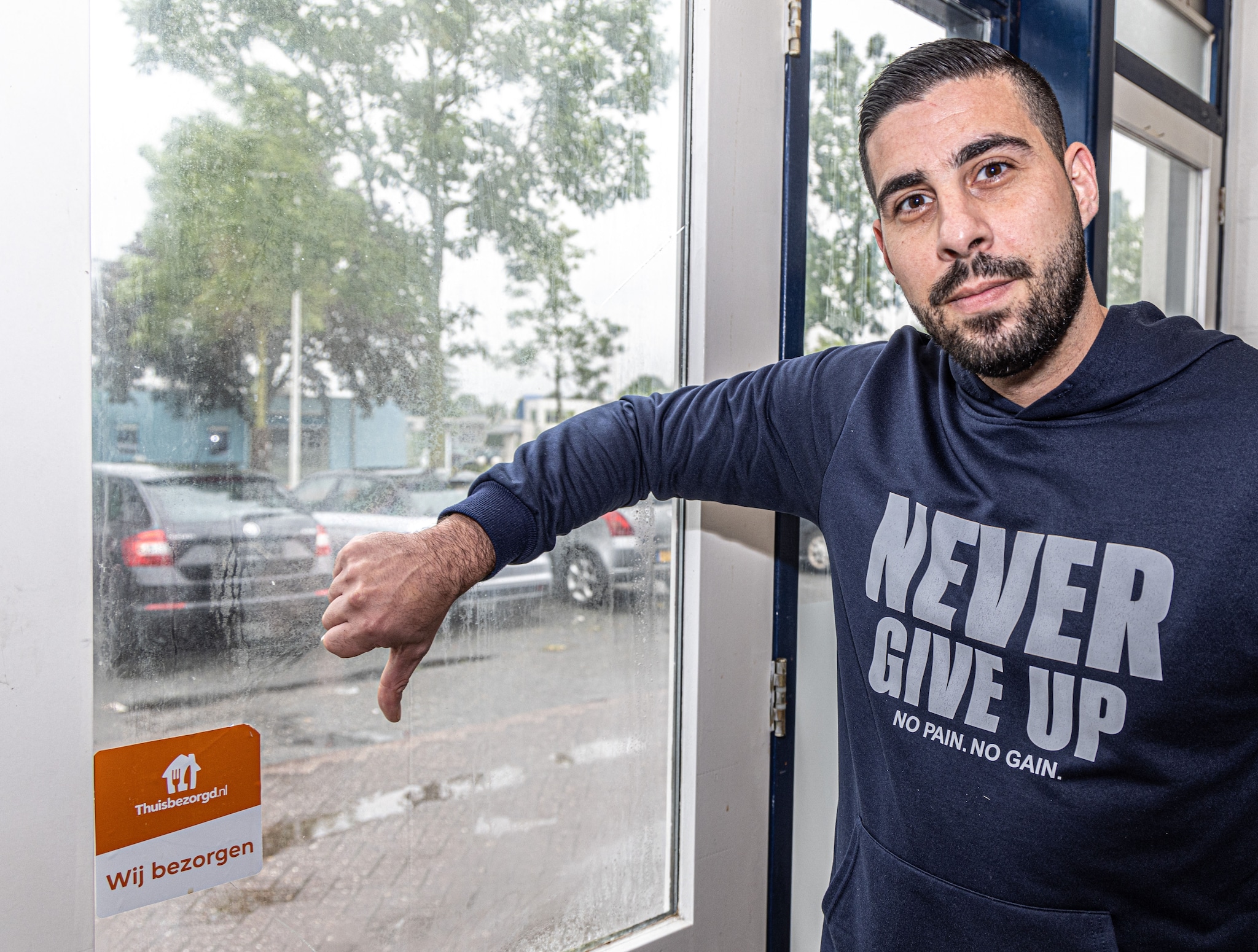 Antonio Cerchia, eigenaar van afhaalrestaurant Casa Napoli, heeft Zwolse ondernemers verenigd om een vuist te maken tegen de wurgreep van Thuisbezorgd. Frans Paalman