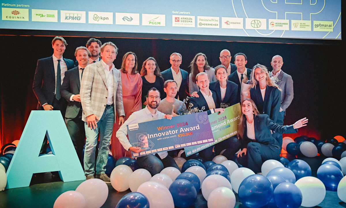 PHIA-winnaars Winnaars Irek Roslon en Kas Hogeboom (midden op foto) Beeld: PHIA