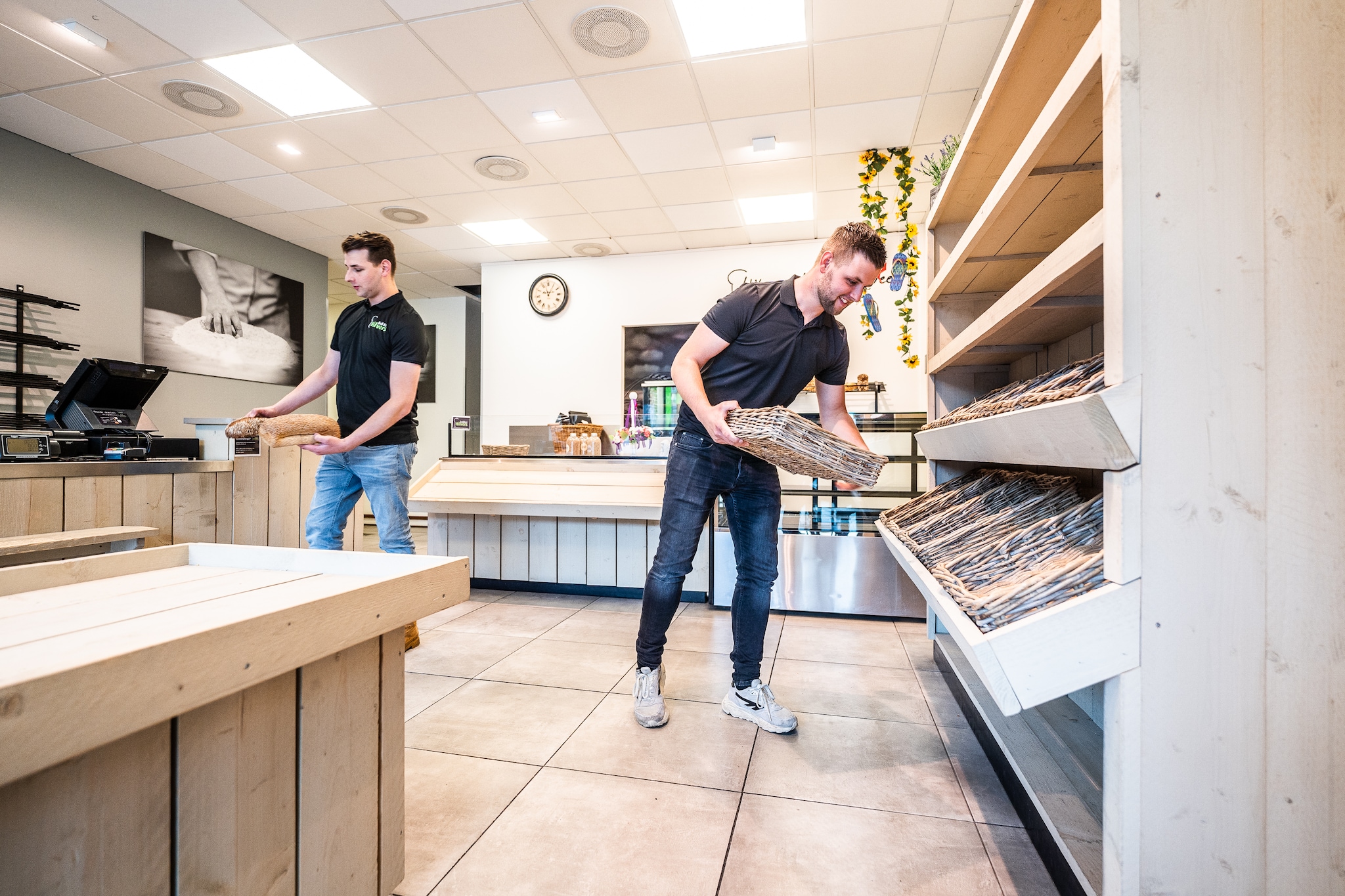 Jeroen (links) en Wouter Hilvers bereiden de inrichting voor van de toekomstige tweedekanswinkel in brood van gisteren in winkelcentrum Presikhaaf. Rolf Hensel
