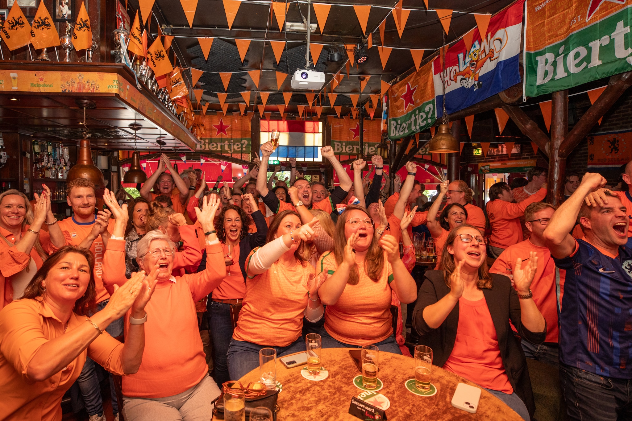 Volle bak in Oranjecafé Prins Hendrik in Baarn. De licentiekosten voor het vertonen van wedstrijden binnen zijn veel lager  Caspar Huurdeman