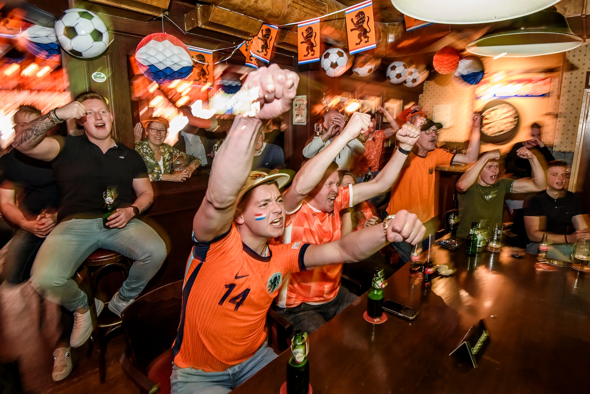 Cafe Dorus staat in teken van EK voetbal  Polen-Nederland. Reinier van Willigen