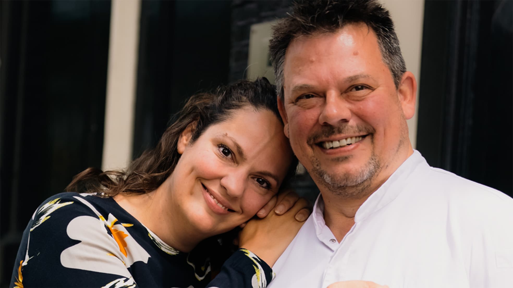 Lastage chef-kok Rogier van Dam, samen met vrouw Elise is hij eigenaar van het voormalig sterrenrestaurant. Lastage chef-kok Rogier van Dam, samen met vrouw Elise is hij eigenaar van het voormalig sterrenrestaurant.