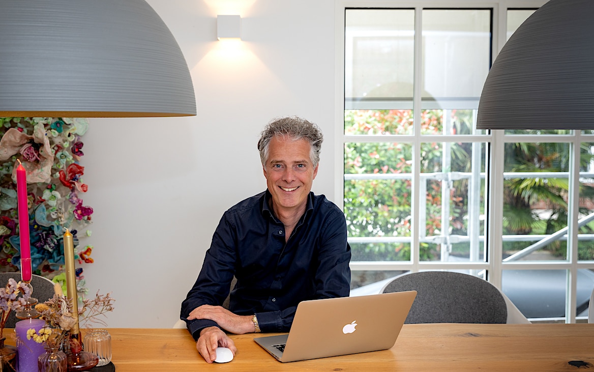 Pieter van Hoof in zijn huis  in Rotterdam. Bart Hoogveld | Pieter van Hoof in zijn huis  in Rotterdam.