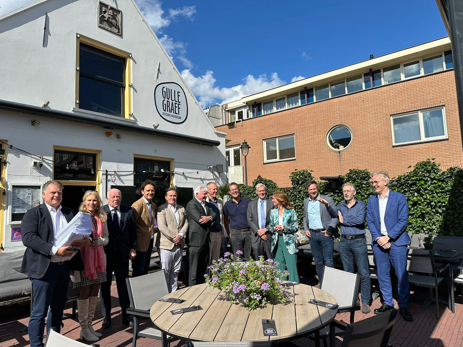 Rick Moorman, derde van links, in de tuin van restaurant de Gulle Graef in Hilversum. Staatssecretaris Marnix van Rij staat 5e van rechts. Rick Moorman, derde van links, in de tuin van restaurant de Gulle Graef in Hilversum. Staatssecretaris Marnix van Rij staat 5e van rechts.