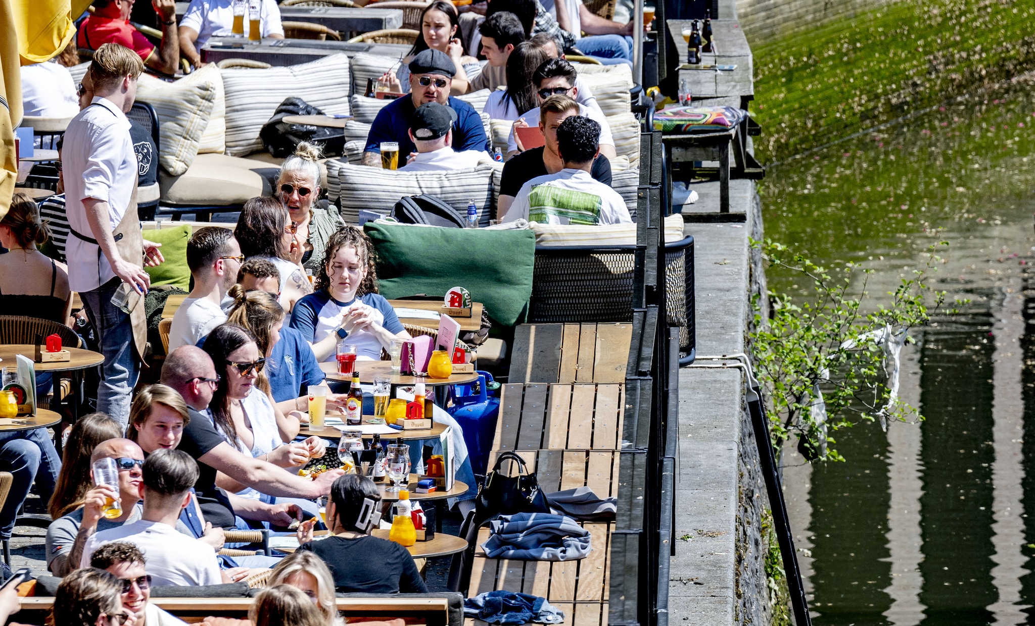 Volle terrassen in de Oude Haven in Rotterdam. ANP