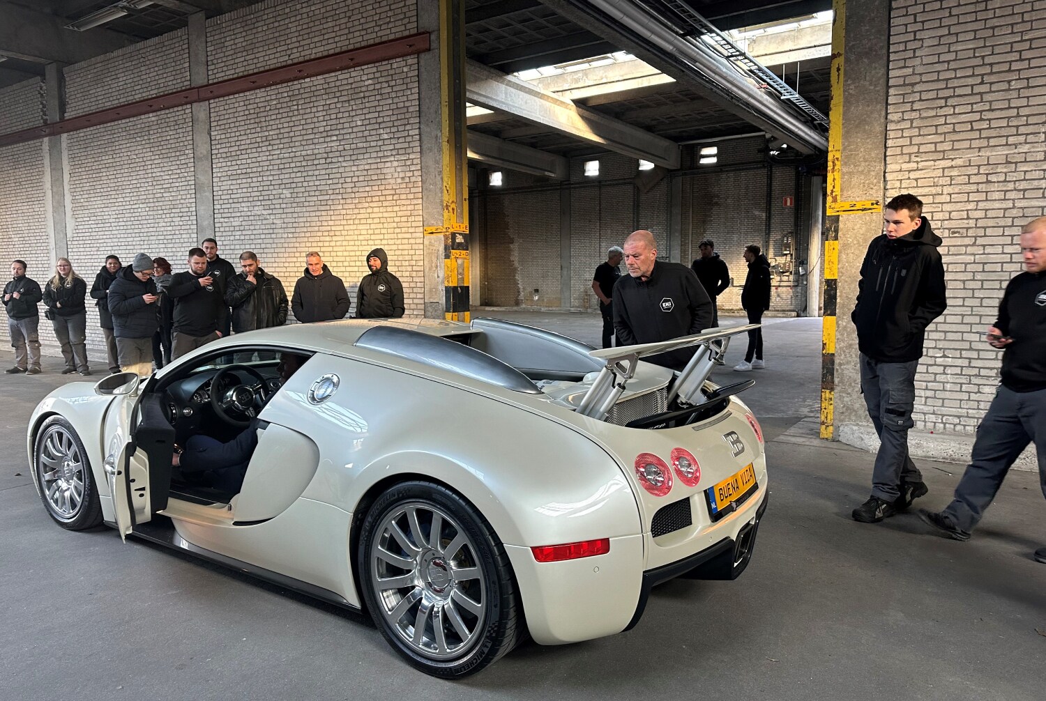 EKI-shoot Bugati EKI-medewerkers komen kijken bij een shoot van automerk Bugati Foto: EKI