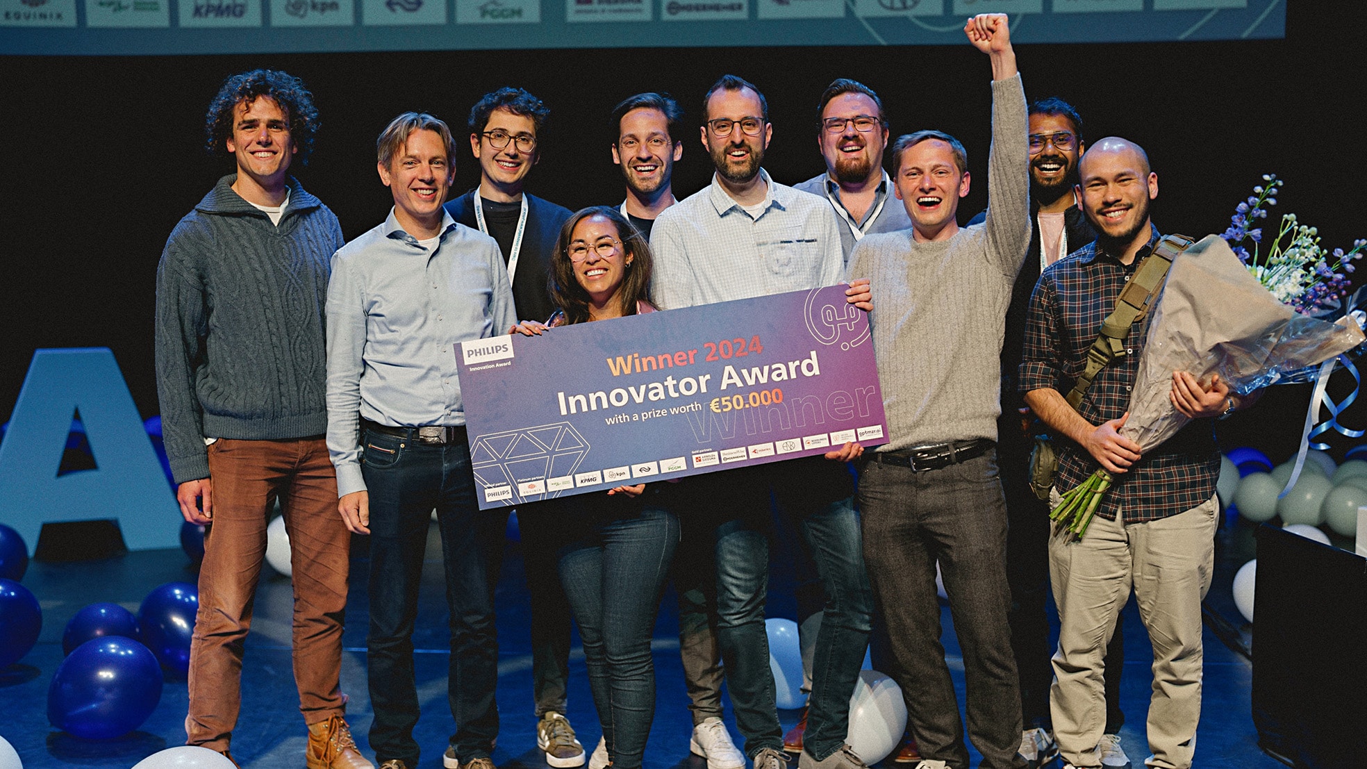 De winnaars van de PHIA-award 2024. Foto: Philips Innovatian Award. De winnaars van de PHIA-award 2024, met een juichende Irek Roslon. Foto: Philips Innovatian Award.