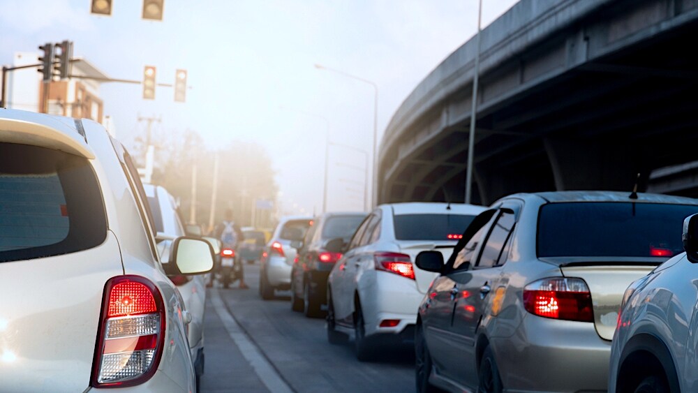Organisaties met honderd of meer werknemers moeten binnenkort bijhouden hoeveel CO2 hun personeel uitstoot bij zakelijk verkeer en woon-werkverkeer. Shutterstock | Organisaties met honderd of meer werknemers moeten binnenkort bijhouden hoeveel CO2 hun personeel uitstoot bij zakelijk verkeer en woon-werkverkeer.