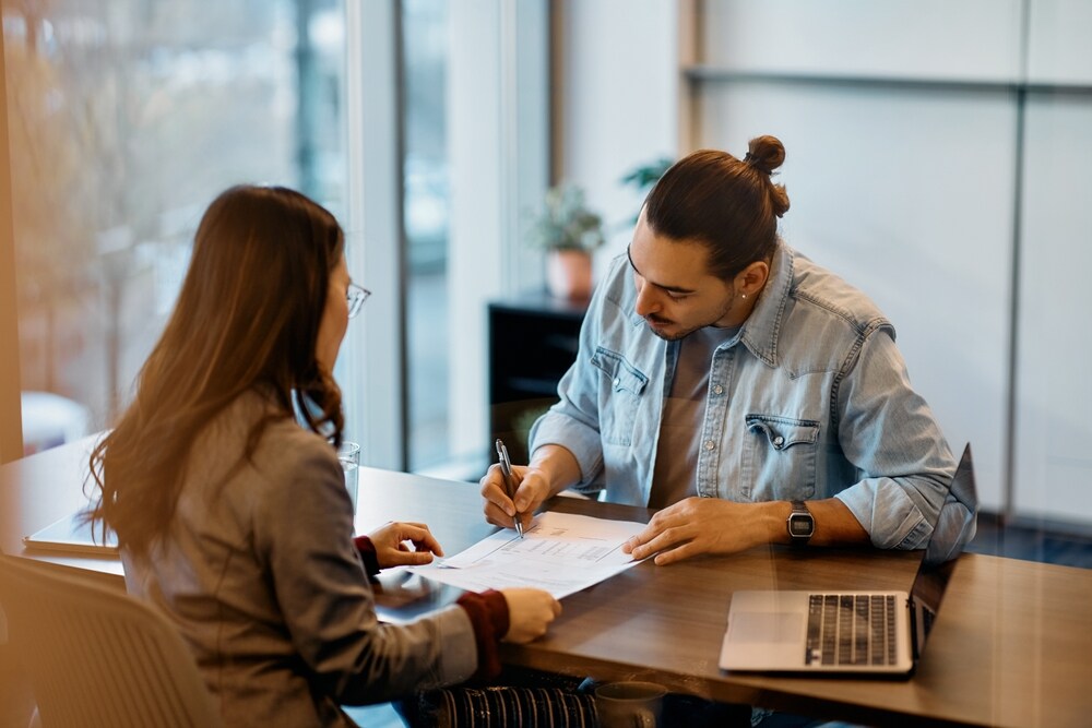 Tussen opdrachtgever en zelfstandige mag na 1 januari 2025 geen gezagsverhouding meer zijn. Foto: Shutterstock Tussen opdrachtgever en zelfstandige mag na 1 januari 2025 geen gezagsverhouding meer zijn. Foto: Shutterstock