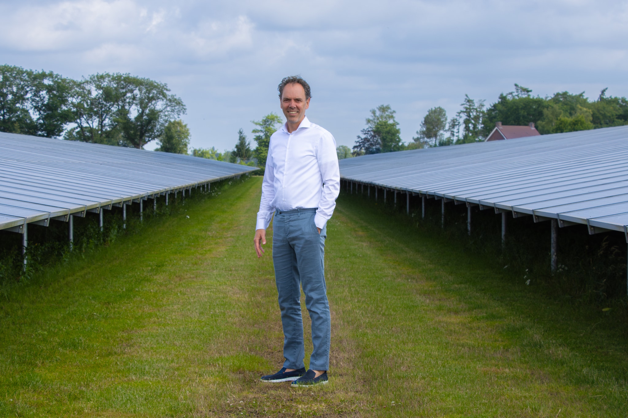 Directeur Rob van Gennip van Scholt Energy in Someren bij pluimveebedrijf Engelen Energie, dat een zonnepark heeft in combinatie met een batterij. Scholt Energy