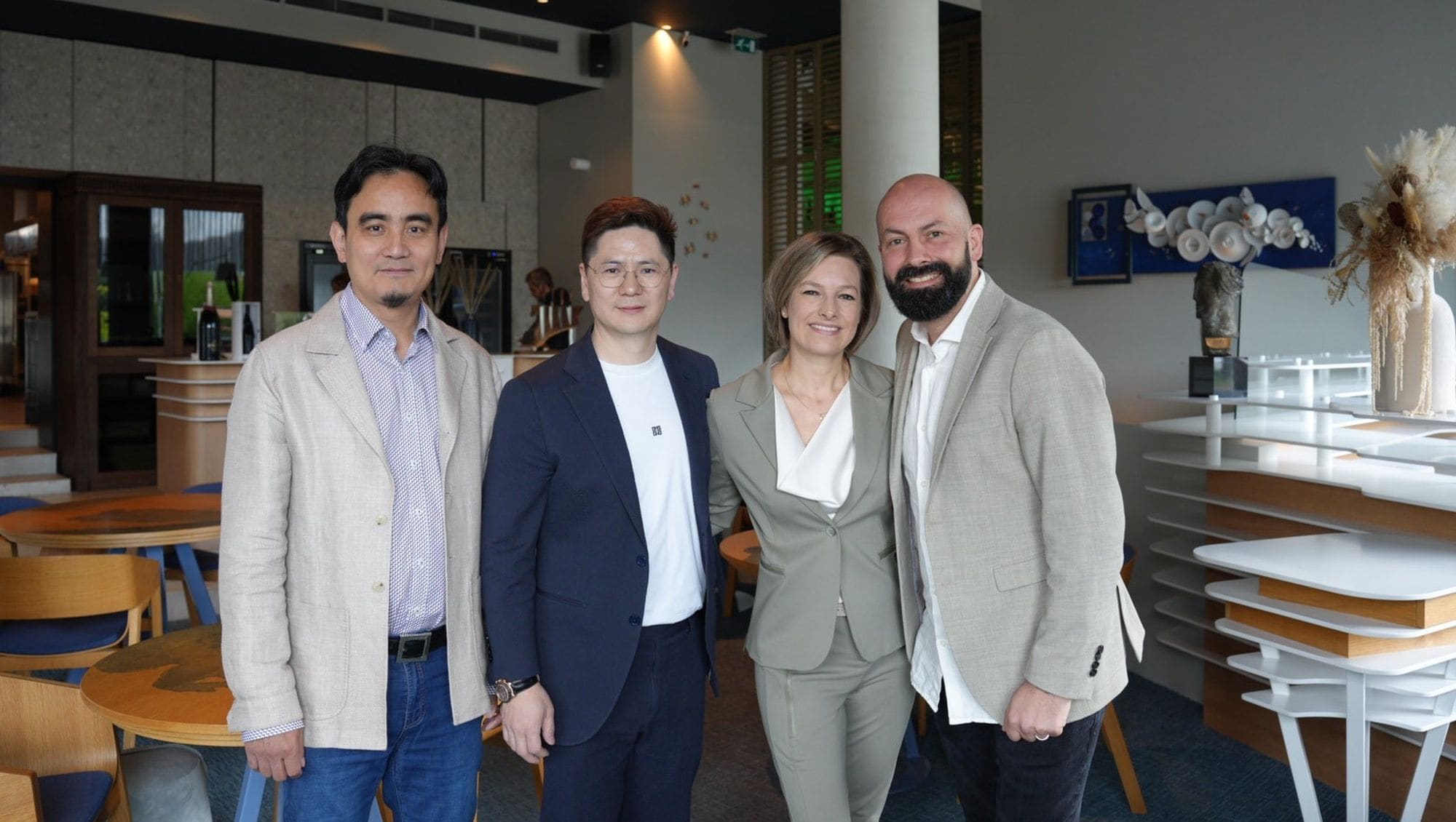 Bin Li (compagnon van Danny Deng), Danny Deng, Stephanie Tielman en Servais Tielman zien de toekomst voor Beluga weer helemaal zitten. Foto: Beluga Loves You. Bin Li (compagnon van Danny Deng), Danny Deng, Stephanie Tielman en Servais Tielman zien de toekomst voor Beluga weer helemaal zitten. Foto: Beluga Loves You.