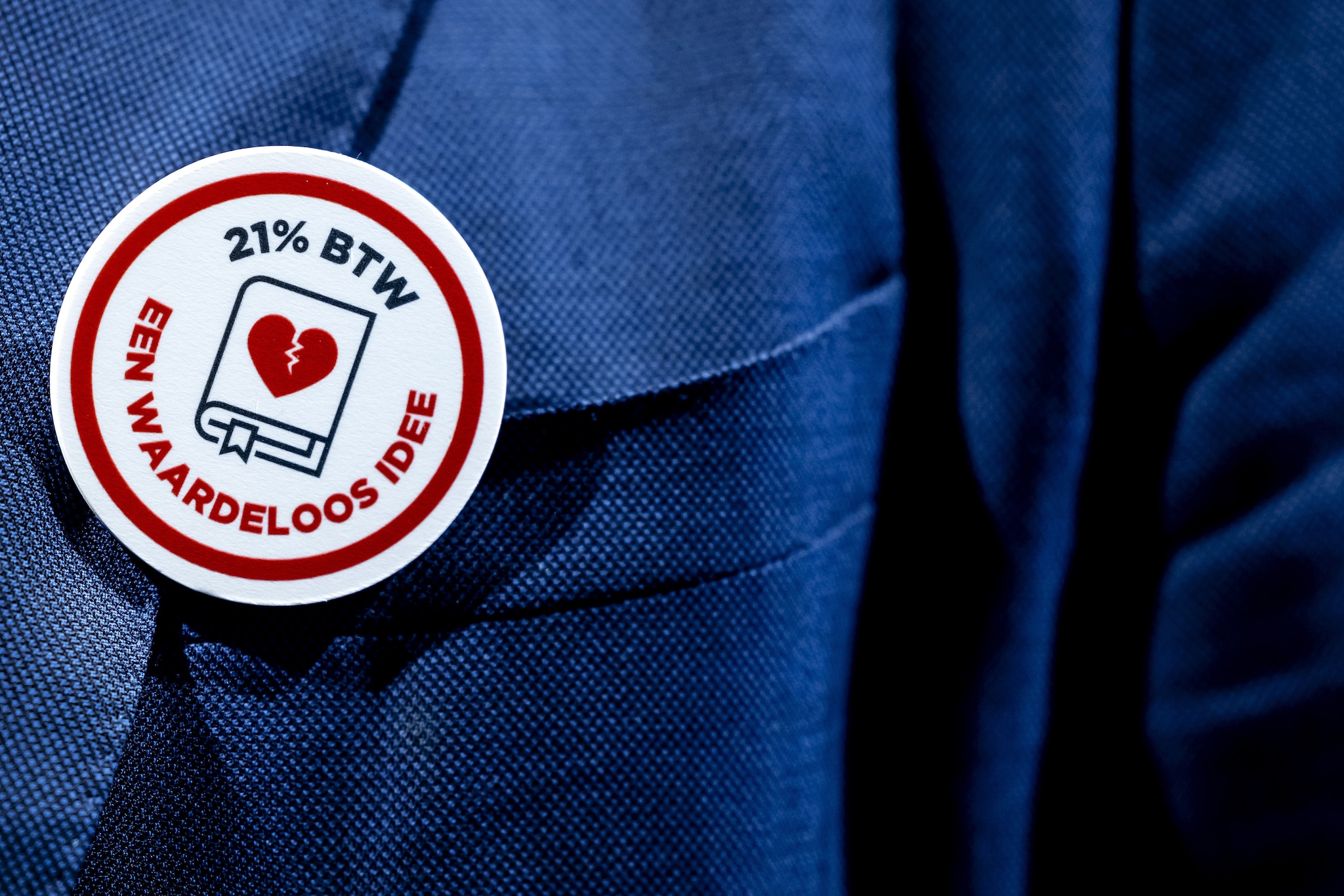 Een button tegen de aangekondigde btw-verhoging. Foto: ANP Een button tegen de aangekondigde btw-verhoging. Foto: ANP