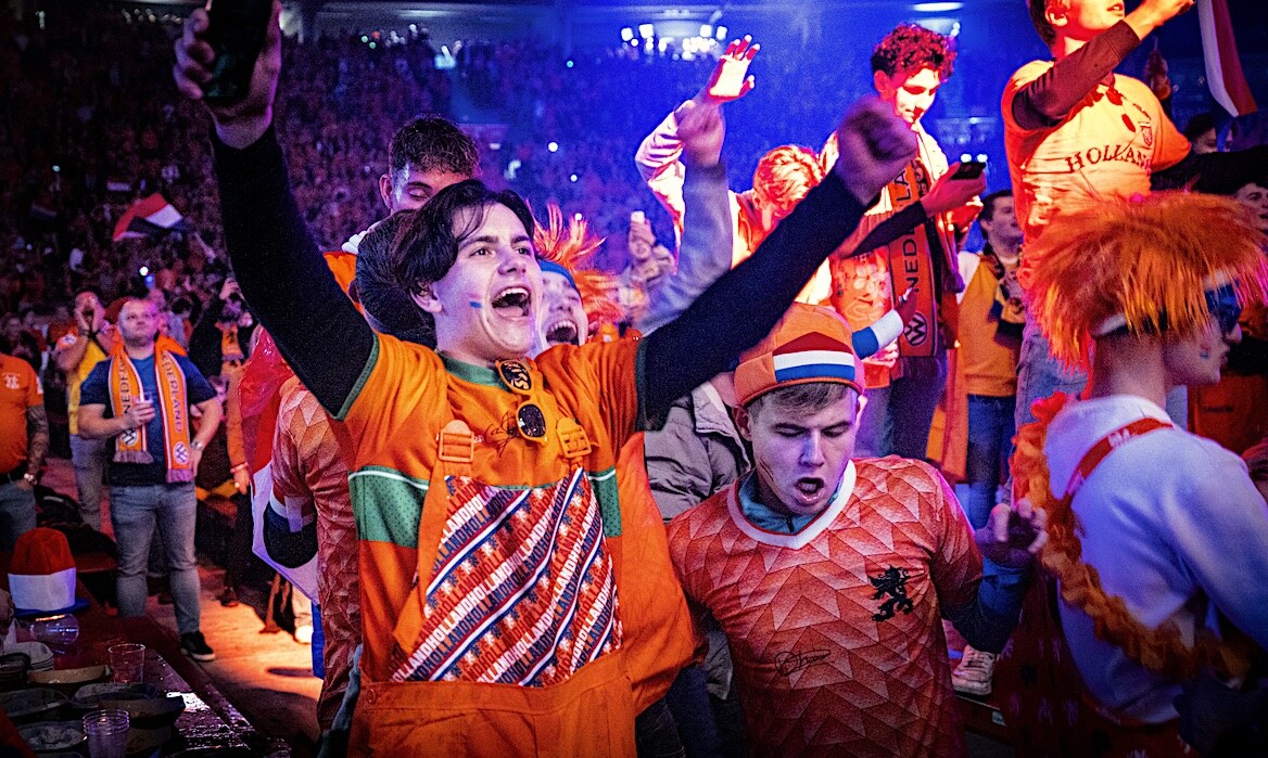 Amper nog grote schermen te huur voor EK-wedstrijd Oranje. ANP | Amper nog grote schermen te huur voor EK-wedstrijd Oranje