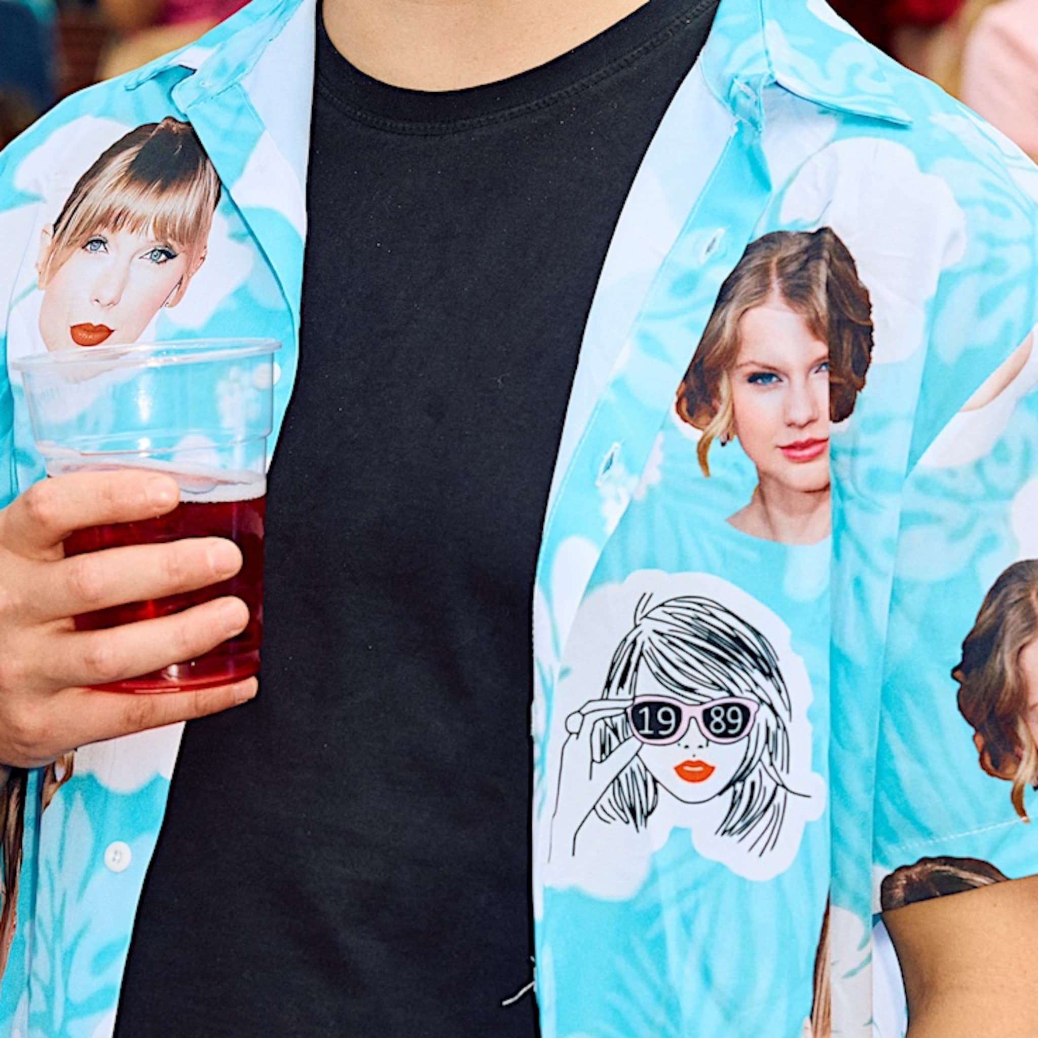 taylor swift swifties merchandise amsterdam arena arnoud maas arnie merch