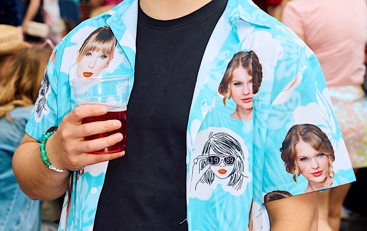 Voor de verkoop van de merchandise van Taylor Swift is twee keer zoveel personeel ingezet dan bij andere concerten. ANP | Voor de verkoop van de merchandise van Taylor Swift is twee keer zoveel personeel ingezet dan bij andere concerten.