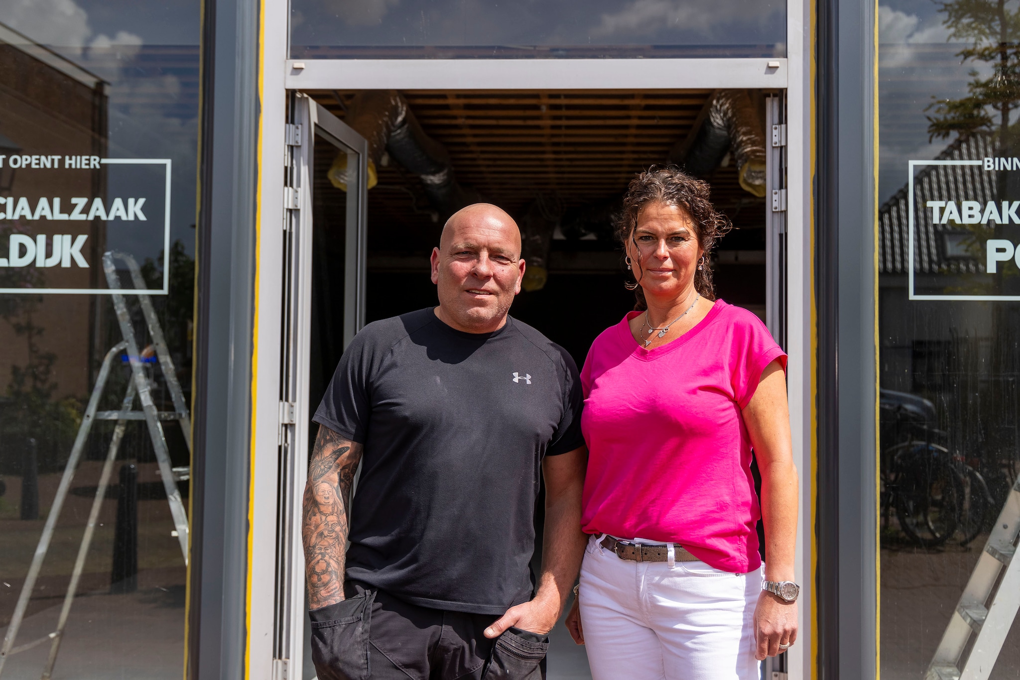 Poeldijk, Mitchell Godijn met zijn vriendin voor de nog te openen tabakswinkel. Poeldijk, Mitchell Godijn met zijn vriendin voor de nog te openen tabakswinkel. Foto: Thierry Schut