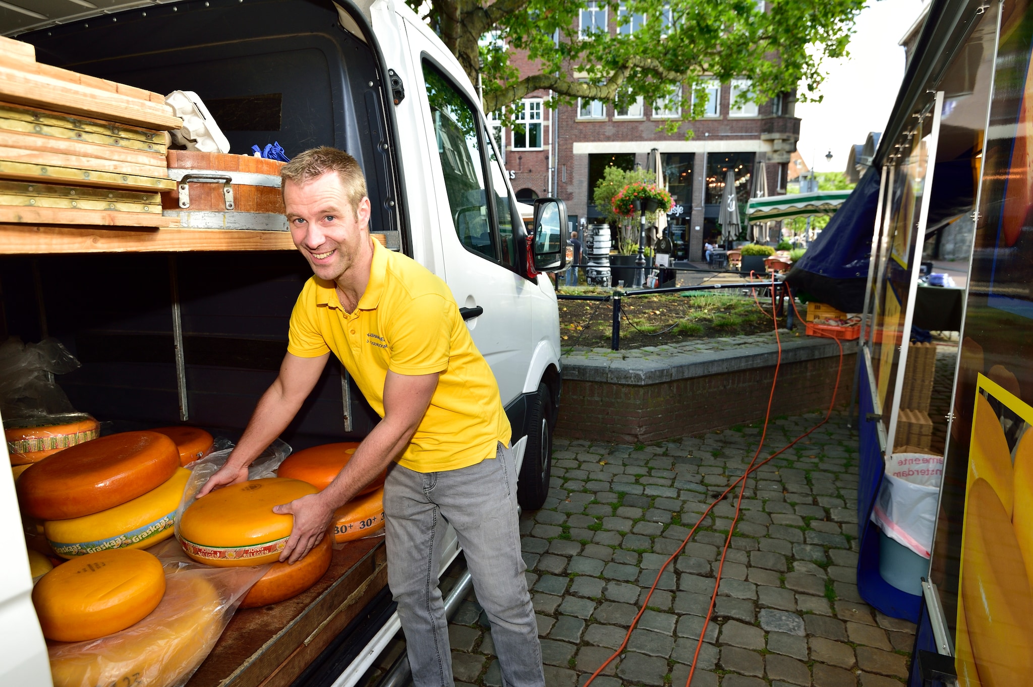 Jan Hogendoorn wil graag een nieuwe, schonere bus kopen, maar kan geen goede optie vinden. Pim Mul