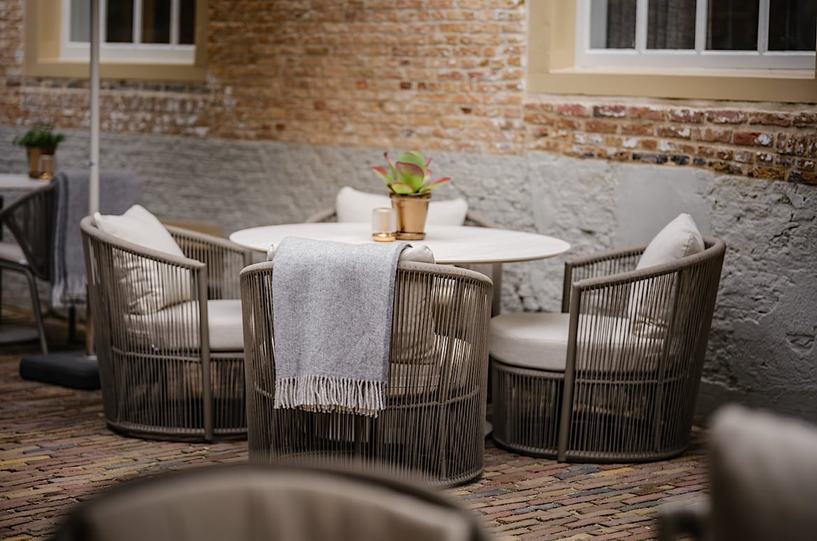 Het terras van Alma Bistro. Pieter D'Hoop | Wouter van Laarhoven en Malou Hagenaars