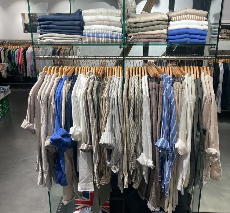Bij Freling &amp; Freling in Utrecht hangt de zomercollectie keurig in de rekken, zonder uitverkoopbordjes. Beeld: Freling &amp; Freling. Bij Freling &amp; Freling in Utrecht hangt de zomercollectie keurig in de rekken, zonder uitverkoopbordjes. Beeld: Freling &amp; Freling.