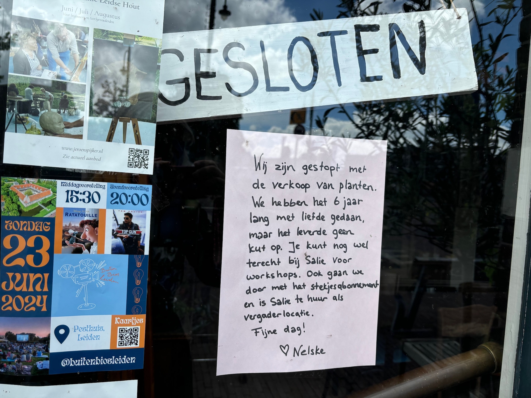 Salie in Leiden gaat sluiten, dit eerlijke briefje hangt aan de deur. Beeld: Marleen Hogendoorn Marleen Hogendoorn. Salie in Leiden gaat sluiten, dit eerlijke briefje hangt aan de deur.