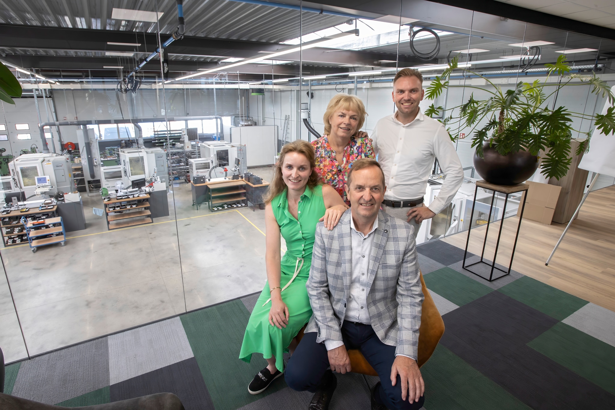 De derde en vierde generatie van KMWE Toolmanagers. Vooraan Marlon en Corné. Achteraan Margaretha en Jorg Michiels. De derde en vierde generatie van KMWE Toolmanagers. Vooraan Marlon en Corné. Achteraan Margaretha en Jorg Michiels. Foto: Kees Martens/DCI Media/AD.