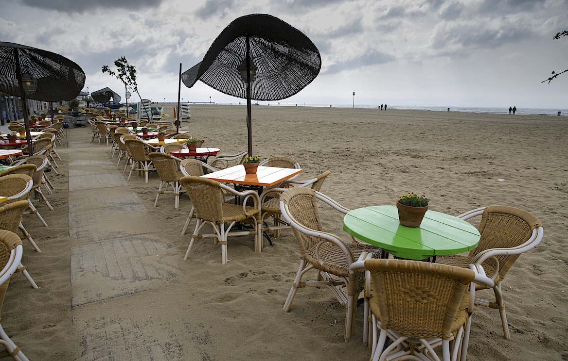 Hoe strandpaviljoens omzet weten te behouden ondanks slechte zomer. Foto: ANP Hoe strandpaviljoens omzet weten te behouden ondanks slechte zomer. Foto: ANP