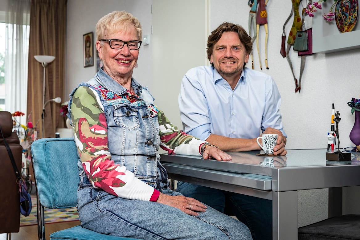 Inge Dingena Mol | Hans Rothweiler van Vraagelkaar met Tineke Rigter (79) die door Vraagelkaar een fijne vriendschap vond. Inge Dingena Mol | Hans Rothweiler van Vraagelkaar met Tineke Rigter (79) die door Vraagelkaar een fijne vriendschap vond.