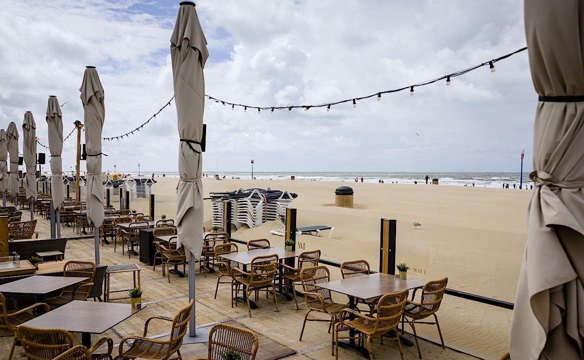 Ook in juli houdt het nog niet over op de terrassen langs de stranden. Foto: ANP Ook in juli houdt het nog niet over op de terrassen langs de stranden. Foto: ANP