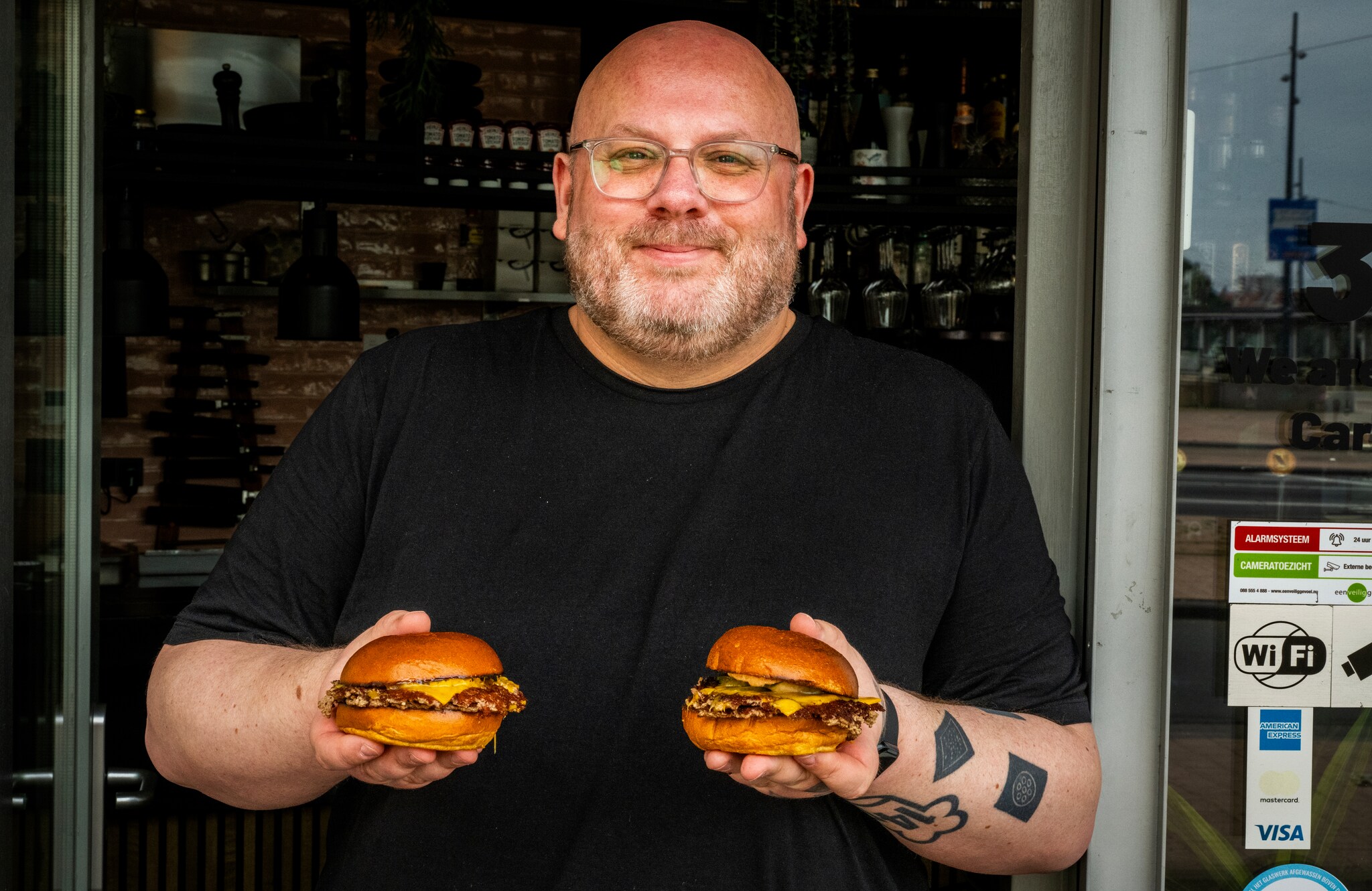Diego Buik met zijn nieuwe smashburgers. Diego Buik met zijn nieuwe smashburgers. Foto: Frank de Roo